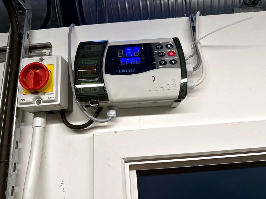 Cold room controller and isolator switch