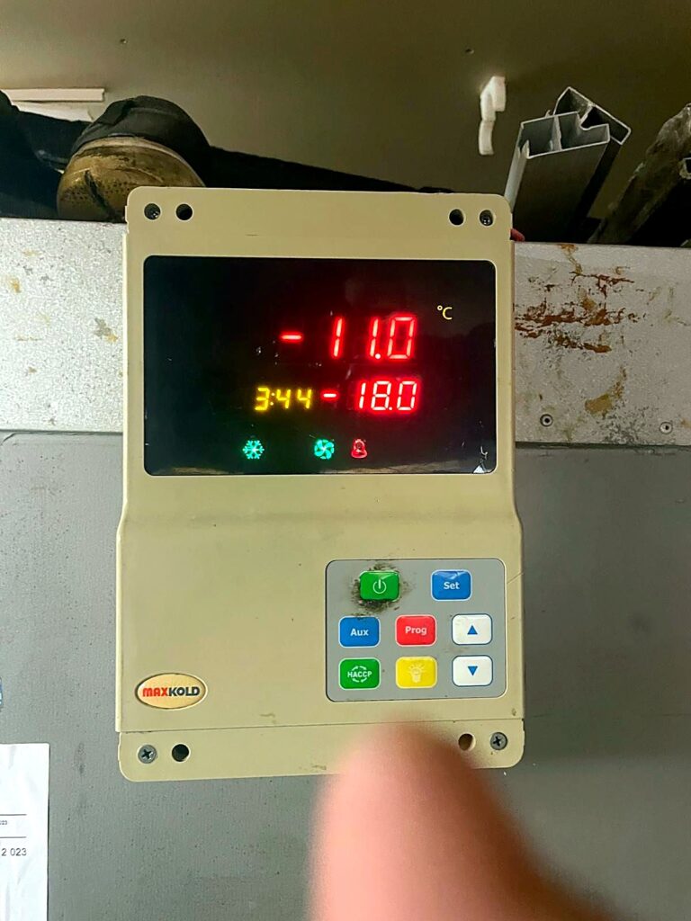 Freezer room temperature reading during commissioning