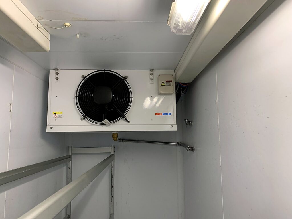 Evaporator installed in a narrow cold room