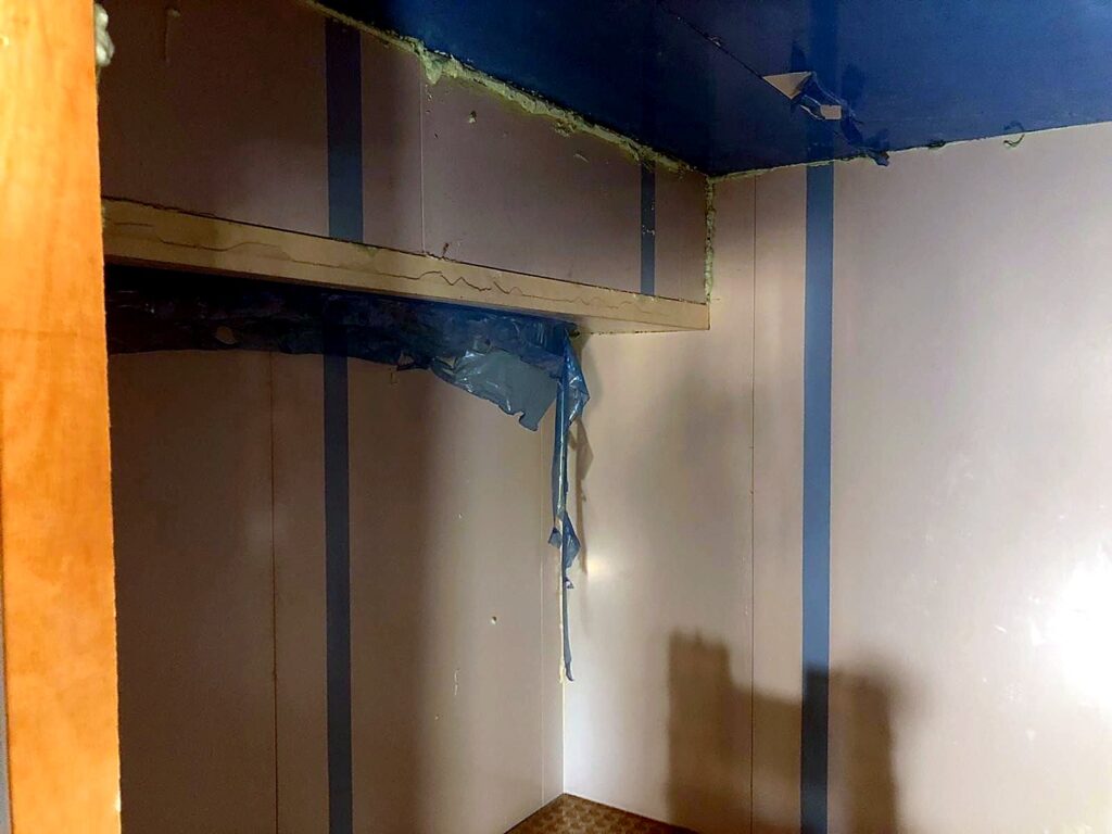 Cold room panel joints sealed during installation