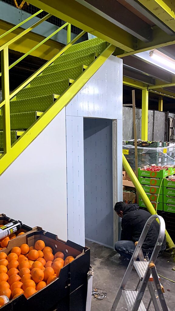 Cold room built under a mezzanine in a fruit and vegetable warehouse