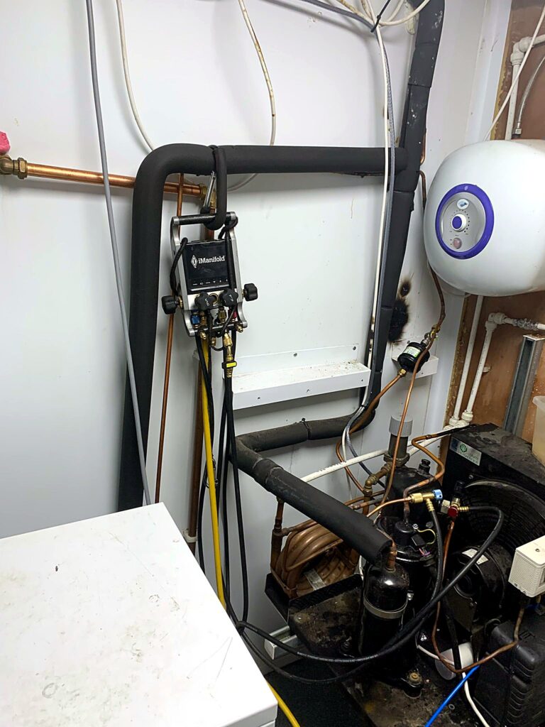 Condensing unit installation in a plant room