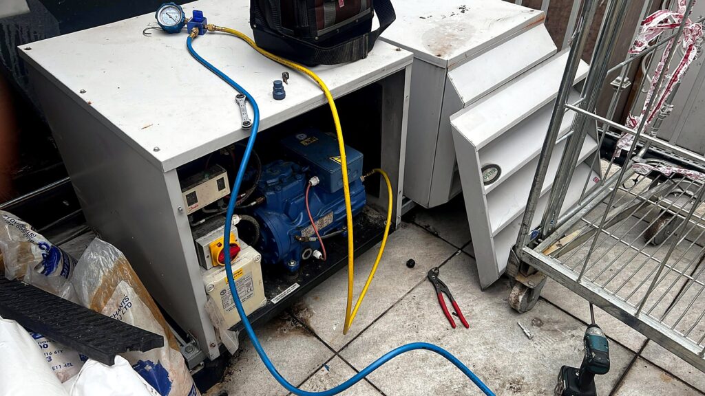 Condensing unit with refrigerant hoses connected