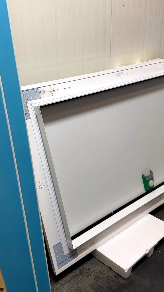 Cold room door and panel assembled in the workshop